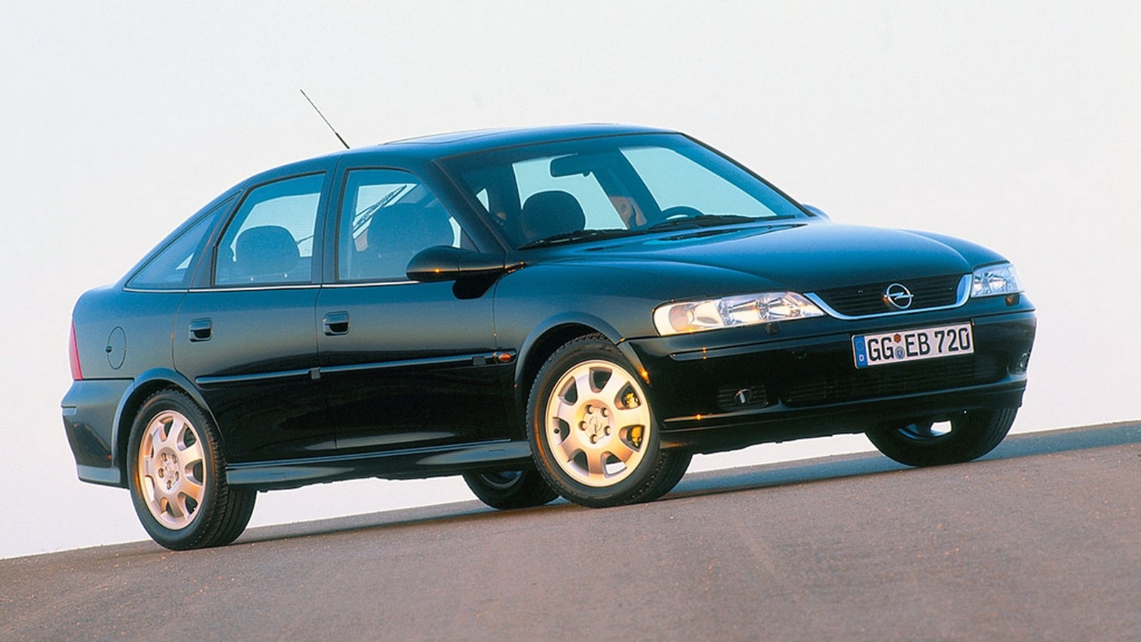 На фото: Opel Vectra Hatchback (B) '1999–2002