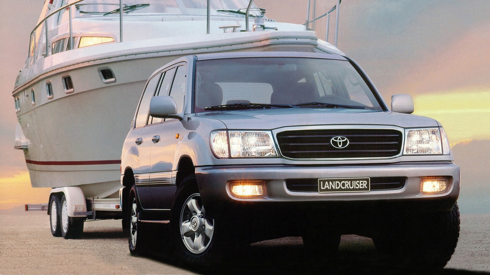 На фото: Toyota Land Cruiser 100 VX '1998–2002