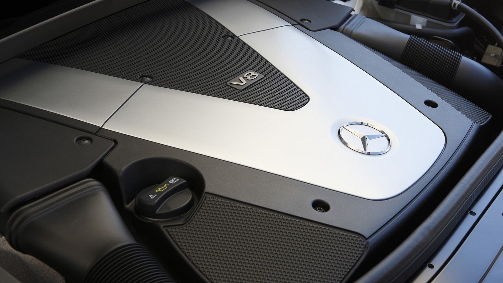 На фото: Под капотом Mercedes-Benz GL 450 CDI (X164) '2011–12