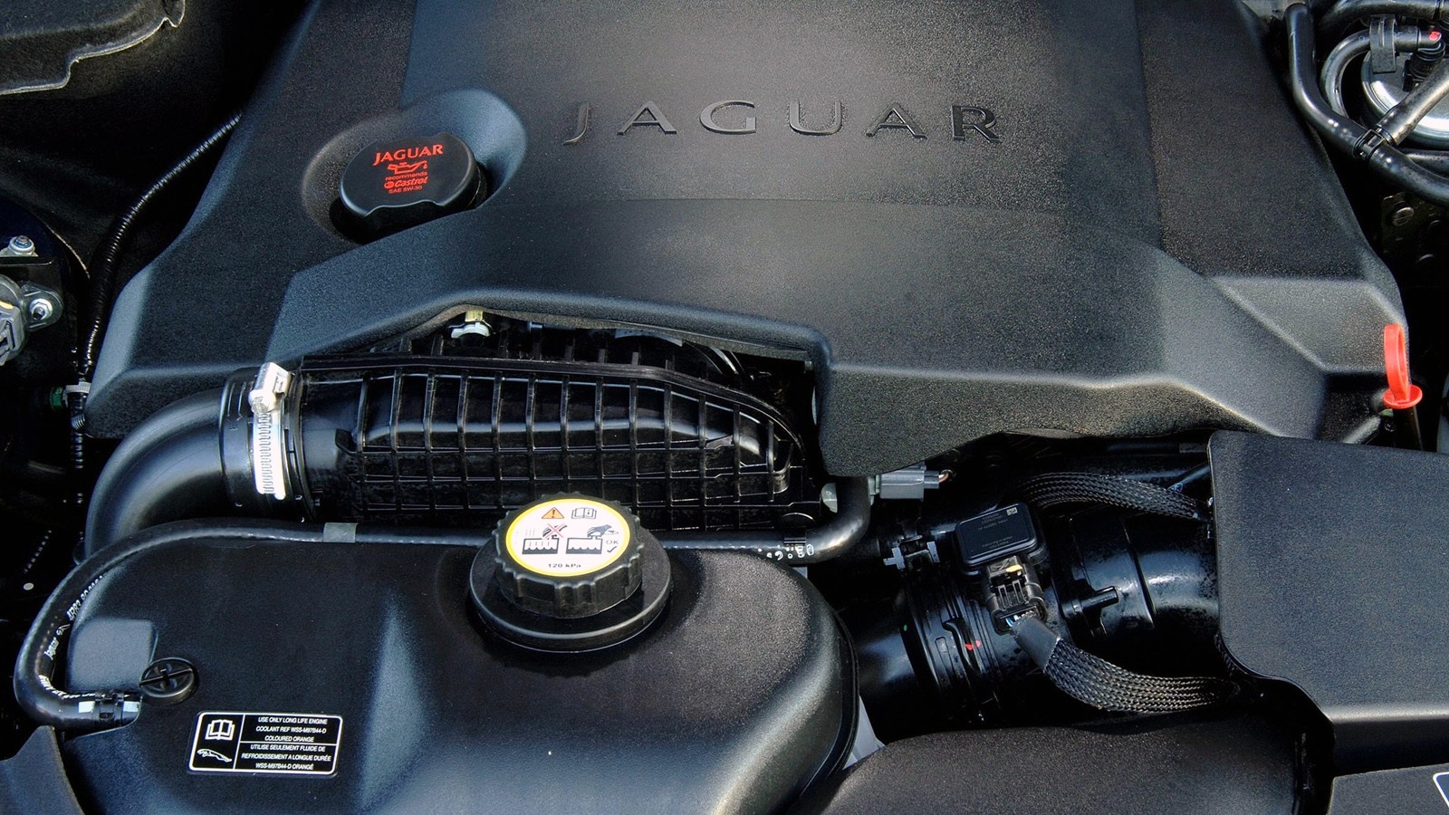 На фото: Под капотом Jaguar S-Type '2003–06